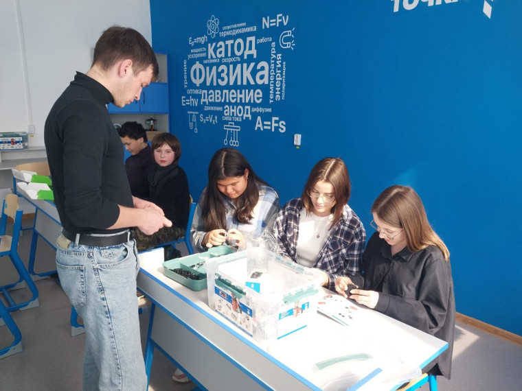 Занятие по робототехнике в центре "Точка роста".